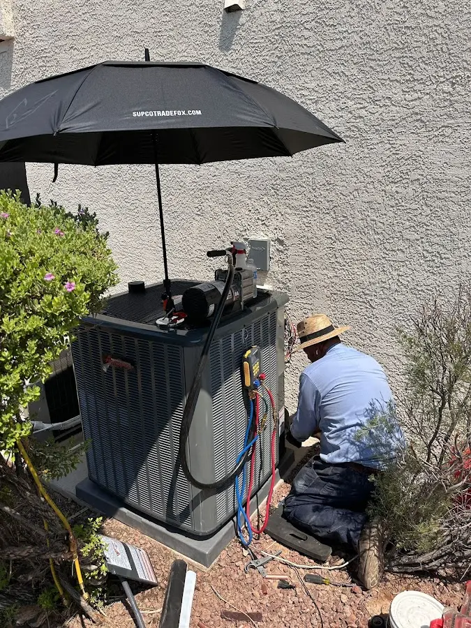 HVAC technician performing outdoor AC maintenance in Antwerp